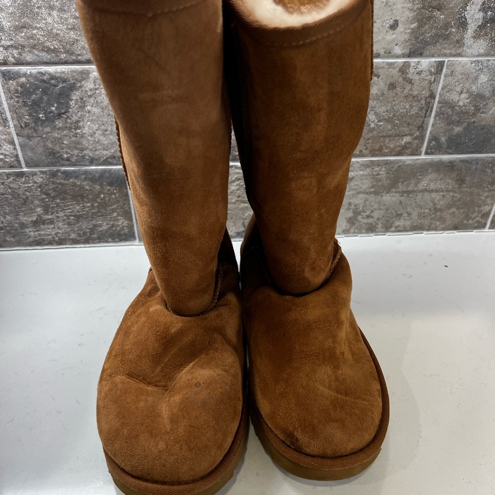 UGG size 7 chestnut classic tall EXCELLENT CONDITION